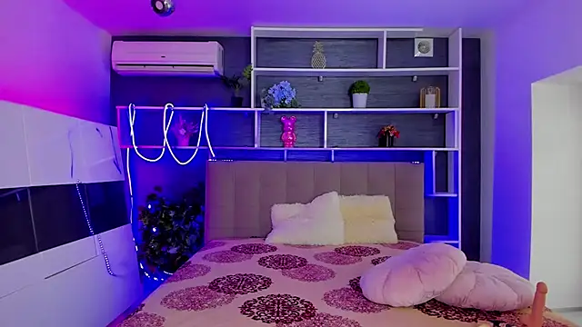 Snapshot of StephieRousee chatting on February 2, 6:23 am StephieRousee online show from February 2, 6:23 am