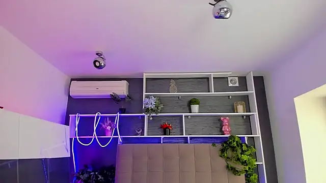 StephieRousee online show from March 4, 6:30 am