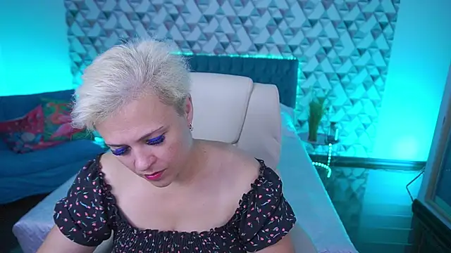 Snapshot of CrystalVibe chatting on June 13, 5:27 am CrystalVibe online show from June 13, 5:27 am