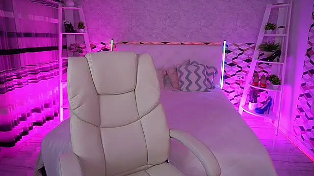 Snapshot of CrystalVibe chatting on June 20, 5:43 am CrystalVibe online show from June 20, 5:43 am