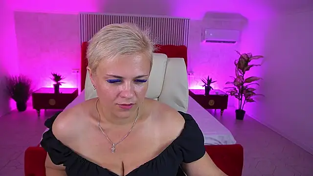 Snapshot of CrystalVibe chatting on July 1, 8:52 pm CrystalVibe online show from July 1, 8:52 pm
