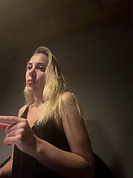 Snapshot of ElenaWhitmore chatting on June 9, 10:54 pm ElenaWhitmore online show from June 9, 10:54 pm