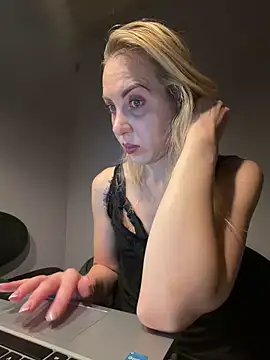 Snapshot of ElenaWhitmore chatting on June 10, 11:03 pm ElenaWhitmore online show from June 10, 11:03 pm