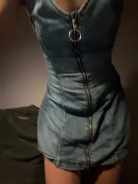 Snapshot of ElenaWhitmore chatting on June 23, 9:13 pm ElenaWhitmore online show from June 23, 9:13 pm