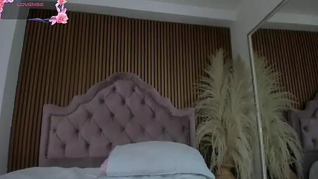Snapshot of Violett_hott_ chatting on April 21, 12:22 pm Violett hott online show from April 21, 12:22 pm