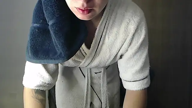 Snapshot of -Ivonnys chatting on February 18, 9:44 pm -Ivonnys online show from February 18, 9:44 pm