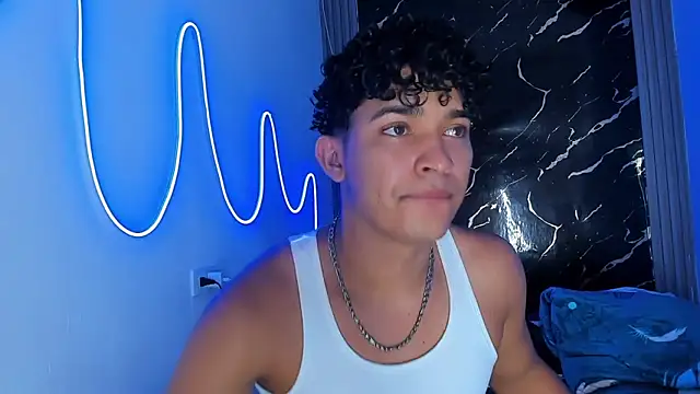 Snapshot of jamescurly00 chatting on January 11, 2:05 am jamescurly00 online show from January 11, 2:05 am