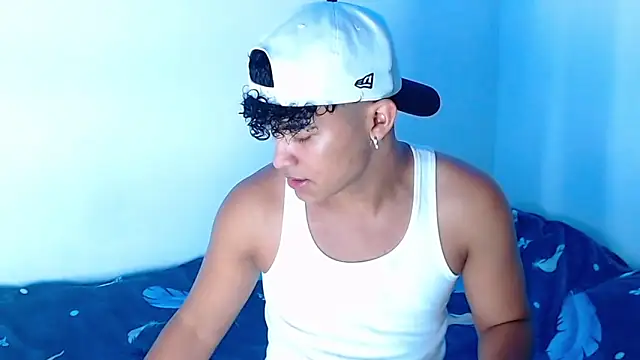 Snapshot of jamescurly00 chatting on February 2, 6:34 am jamescurly00 online show from February 2, 6:34 am