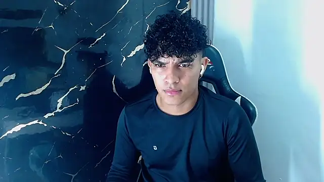 Snapshot of jamescurly00 chatting on February 4, 7:14 am jamescurly00 online show from February 4, 7:14 am