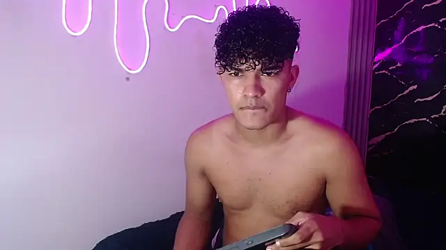 Snapshot of jamescurly00 chatting on February 15, 5:26 am jamescurly00 online show from February 15, 5:26 am