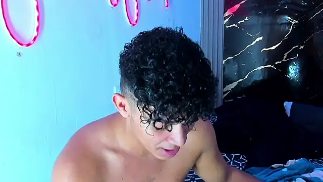 Snapshot of jamescurly00 chatting on February 19, 6:42 am jamescurly00 online show from February 19, 6:42 am