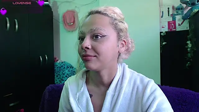 Snapshot of maddiie chatting on January 18, 3:27 pm maddiie online show from January 18, 3:27 pm