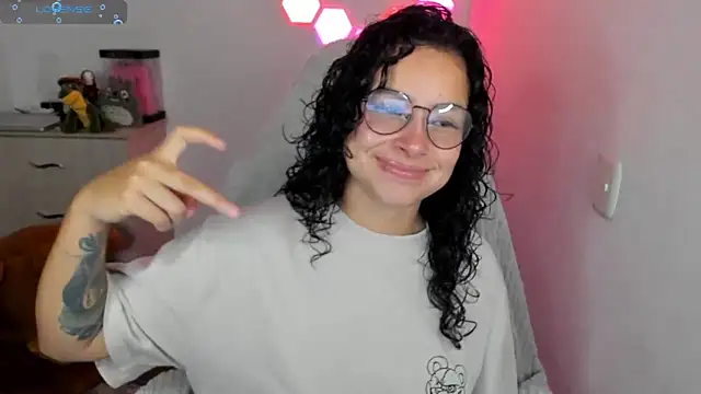 Snapshot of emillyaqua chatting on January 6, 9:07 pm emillyaqua online show from January 6, 9:07 pm