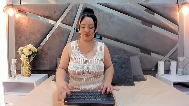 Snapshot of emiily_whitee_ chatting on January 9, 7:37 pm emiily whitee online show from January 9, 7:37 pm