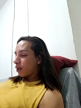 ofjuliaa online show from May 6, 2:40 am