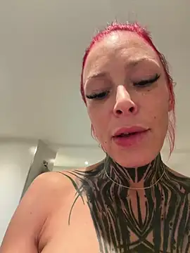 Snapshot of TittenTina chatting on February 8, 10:35 pm TittenTina online show from February 8, 10:35 pm
