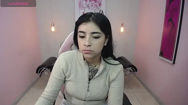 Snapshot of Adri_gomez_x chatting on April 18, 11:03 am Adri gomez x online show from April 18, 11:03 am