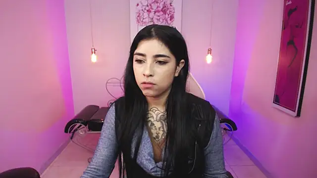 Snapshot of Adri_gomez_x chatting on April 21, 11:49 am Adri gomez x online show from April 21, 11:49 am
