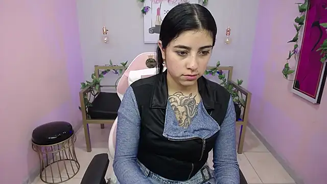 Snapshot of Adri_gomez_x chatting on July 19, 12:42 pm Adri gomez x online show from July 19, 12:42 pm