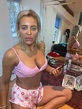 Snapshot of AliceDx chatting on February 2, 9:41 am AliceDx online show from February 2, 9:41 am