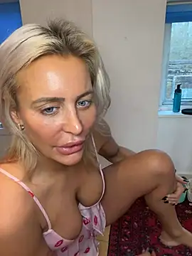 Snapshot of AliceDx chatting on February 12, 9:59 am AliceDx online show from February 12, 9:59 am