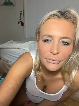 Snapshot of AliceDx chatting on February 12, 10:05 pm AliceDx online show from February 12, 10:05 pm