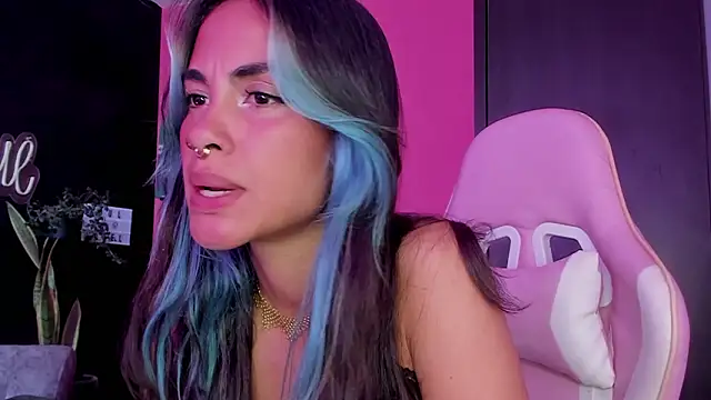 Snapshot of azula_lillet chatting on February 10, 3:27 pm azula lillet online show from February 10, 3:27 pm