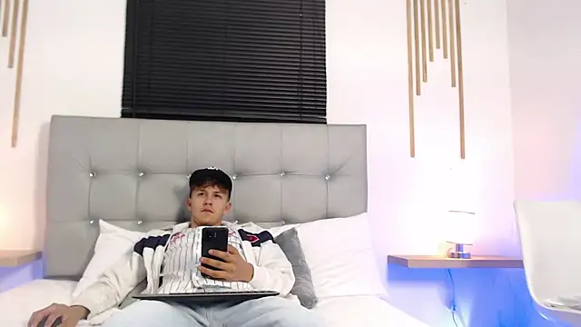 Snapshot of johnny_blake_ chatting on February 6, 4:39 am johnny blake online show from February 6, 4:39 am