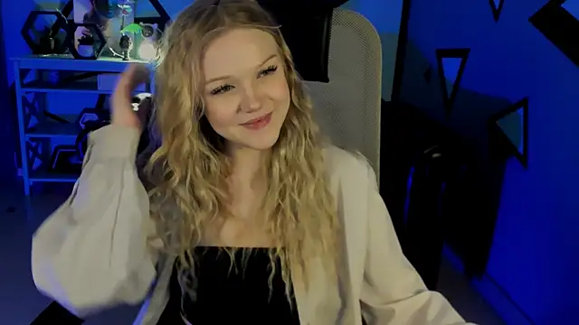 ChloeWhite online show from April 7, 11:21 am