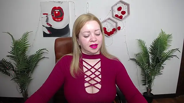 Snapshot of OliviaVerr chatting on April 24, 1:02 pm OliviaVerr online show from April 24, 1:02 pm