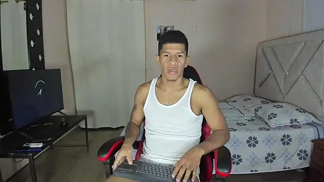 Snapshot of antonio_aguilarx chatting on August 4, 11:40 pm antonio aguilarx online show from August 4, 11:40 pm