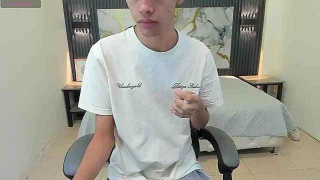 Snapshot of Dark_Desiree18 chatting on February 4, 12:00 pm Dark Desiree18 online show from February 4, 12:00 pm