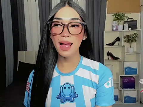 FyangFoxx online show from March 27, 6:30 am