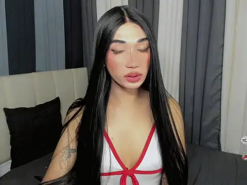 FyangFoxx online show from April 7, 7:03 pm