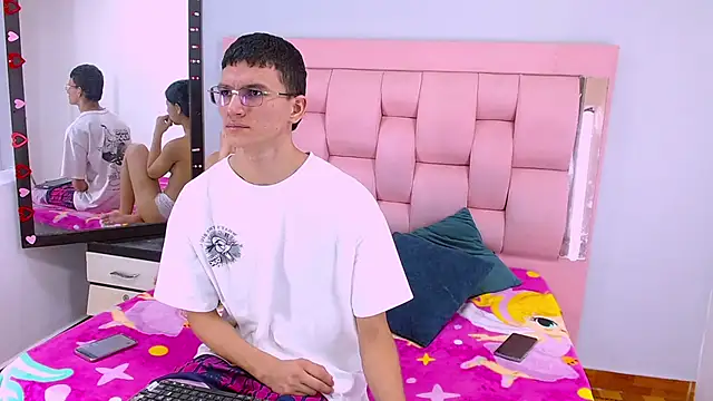 Snapshot of Sophi_and_Jack chatting on February 18, 9:33 pm Sophi and Jack online show from February 18, 9:33 pm