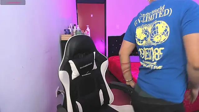 Snapshot of Theo_Rowan chatting on January 8, 12:29 pm Theo Rowan online show from January 8, 12:29 pm