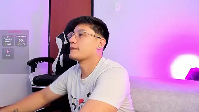 Snapshot of Theo_Rowan chatting on February 2, 8:18 pm Theo Rowan online show from February 2, 8:18 pm