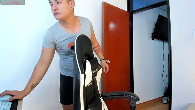 Snapshot of Theo_Rowan chatting on February 3, 7:08 pm Theo Rowan online show from February 3, 7:08 pm