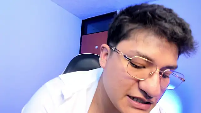 Snapshot of Theo_Rowan chatting on February 5, 6:45 pm Theo Rowan online show from February 5, 6:45 pm