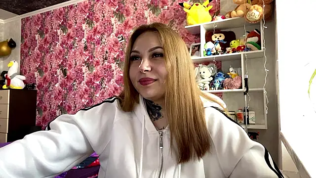 Snapshot of TraciBallena chatting on February 3, 9:03 am TraciBallena online show from February 3, 9:03 am