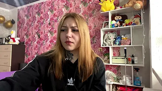 Snapshot of TraciBallena chatting on February 11, 9:03 am TraciBallena online show from February 11, 9:03 am