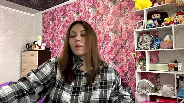 Snapshot of TraciBallena chatting on February 19, 7:04 am TraciBallena online show from February 19, 7:04 am