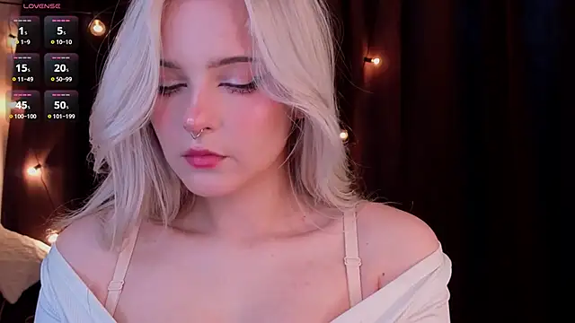 Snapshot of ShyniAlice chatting on February 4, 4:18 am ShyniAlice online show from February 4, 4:18 am