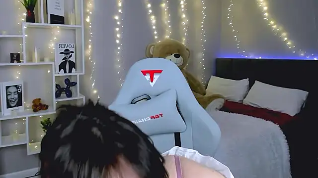 Snapshot of KikaOsterman chatting on February 1, 12:15 pm KikaOsterman online show from February 1, 12:15 pm