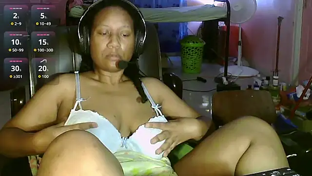 Snapshot of Eirondra_valeen chatting on May 20, 10:38 pm Eirondra valeen online show from May 20, 10:38 pm