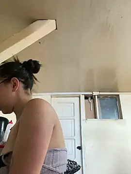 Snapshot of Shayla--broos chatting on February 24, 8:18 pm Shayla--broos online show from February 24, 8:18 pm