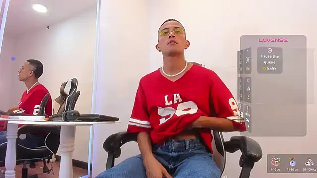 Snapshot of sweet_boygay chatting on January 10, 6:53 pm sweet boygay online show from January 10, 6:53 pm