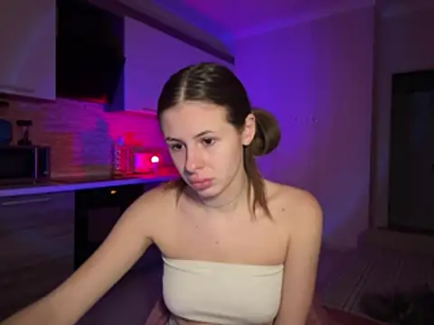 Snapshot of MissDianka chatting on February 3, 5:27 am MissDianka online show from February 3, 5:27 am