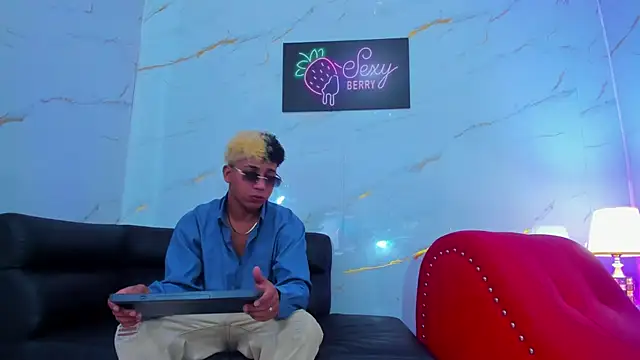 Snapshot of Roman_cute chatting on January 15, 2:32 pm Roman cute online show from January 15, 2:32 pm