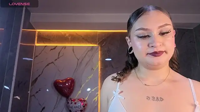 Clhoe b online show from February 11, 8:25 pm